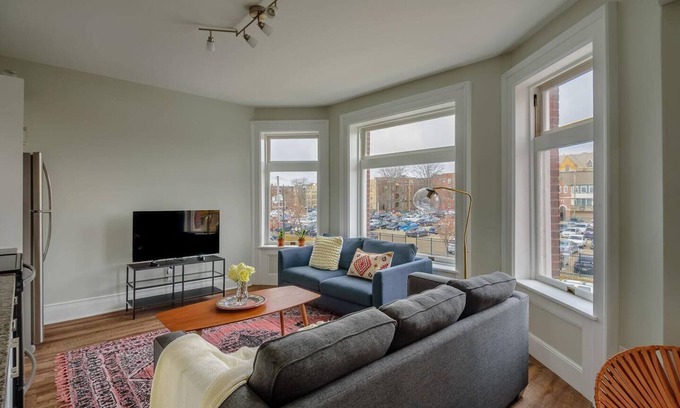 Midtown Apartamento | Premium Bi-level Apartment in Heart of Midtown!