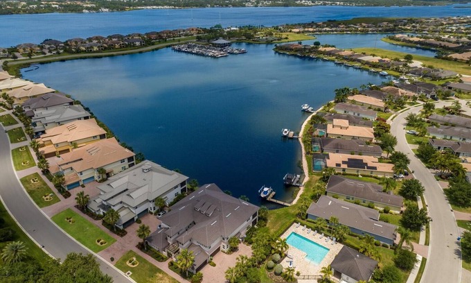 Bradenton Condominio | Premium Carriage In he Sought After Tidewater Preserve Conveniently Located!