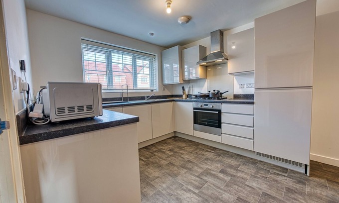 Seisdon Casa | Modern 4 Bedroom 2 Bath House with Parking, Tyseley, Birmingham
