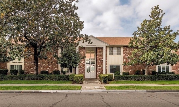 Raisin Condominio | Premium Cozy Condo - 5 min walk to Fig Garden Village