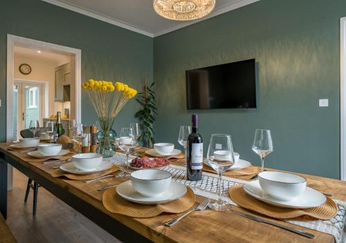 Clifton Casa | Premium Designer 4 Bedroom Home in Clifton - 3 Bathrooms & Cinema Room