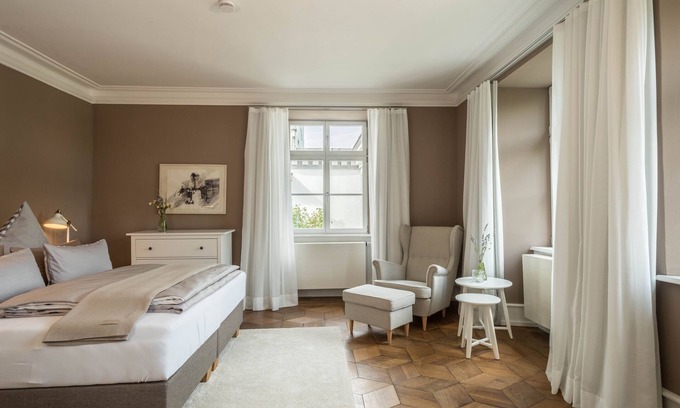 Immenstaad am Bodensee Apartamento | Apartamento de diseño con jardín en el castillo de Kirchberg