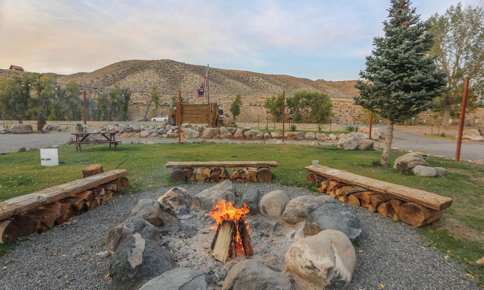 Dubois Cabina | Savor the Beauty of Nature in a Premium Double Queen Room with Inviting Riverfront Access and Picturesque Mountain Views