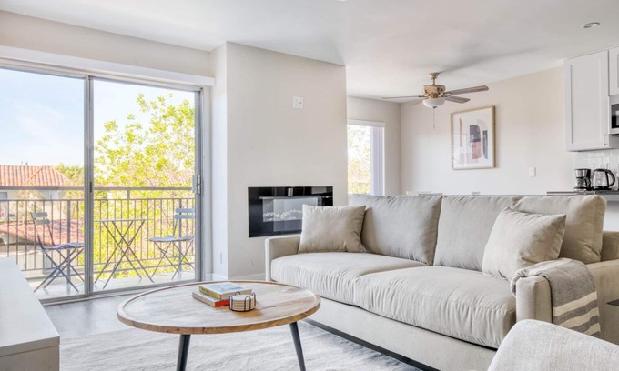 Encino Apartamento | Premium Encino 1BR w/ W/D, Pool & Gym, nr Ventura Blvd, by Blueground