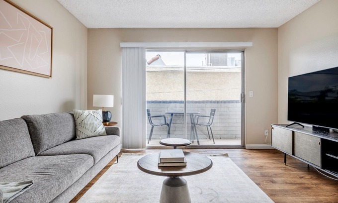 Downtown Apartamento | Premium Glendale 1BR w/ Pool, Gym, walkable location, by Blueground