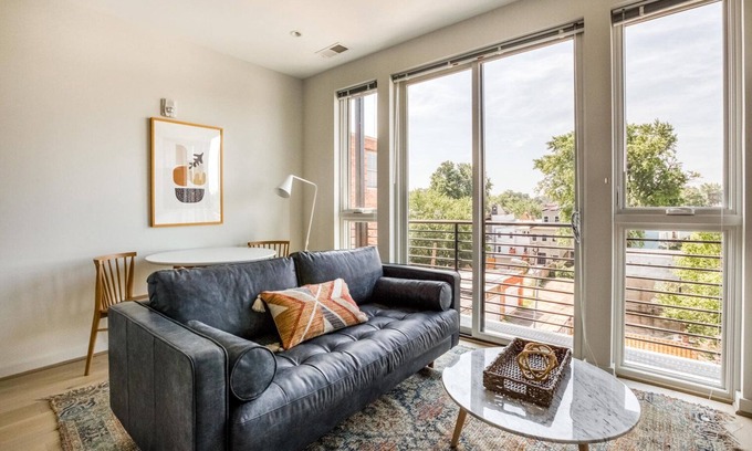 H Street Corridor Apartamento | Premium H Street 1BR w/ W/D, nr Light Rail Station & Buses, by Blueground