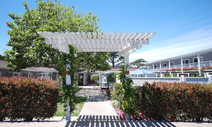 Downtown Monterey Cabina | Premium King Fireplace Room Walking Distance from the Beach!