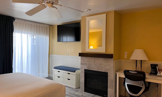 Downtown Monterey Cabina | Premium King Fireplace Room Walking Distance from the Beach!