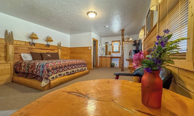 Dubois Cabina | Premium King Room, River & Mountain Views, Hot Tub and Parking!