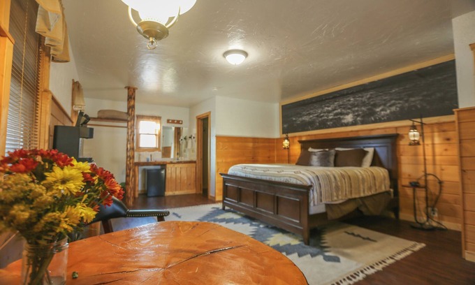 Dubois Cabina | Indulge in a Premium King Room with Incredible Riverfront Access and Awe-Inspiring Mountain Views
