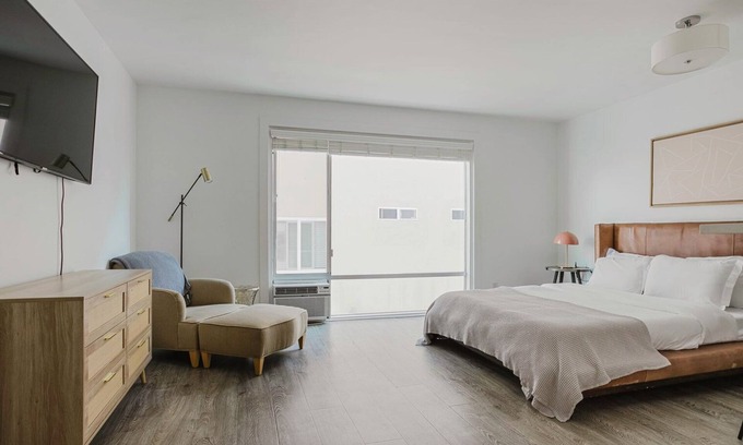 Miracle Mile Apartamento | Premium Mid-Wilshire Studio w/ Pool, A/C, nr Food & Shops, by Blueground