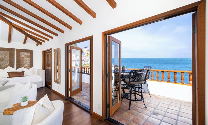 Avalon Condominio | Premium Panoramic Ocean Views from Corner Unit with Fireplace & Golf Cart