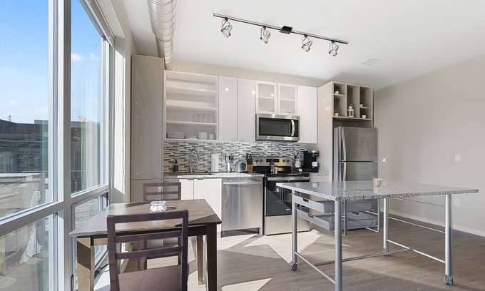 Crossroads Arts District Condominio | Premium Quality Residence with Impressive Insta-Worthy Features 360