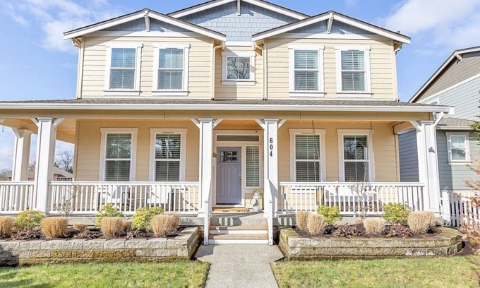 Northwest Snohomish Casa | Premium Snohomish mansion with views of skydivers