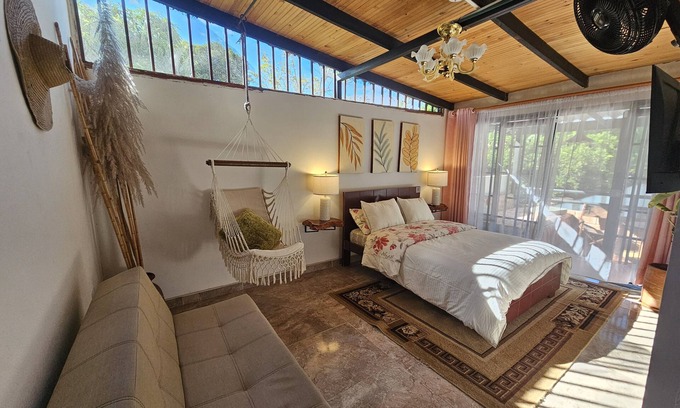 Garzon Cama Y Desayuno | Suite premium - Sala de estar y zona exclusiva en el balcón