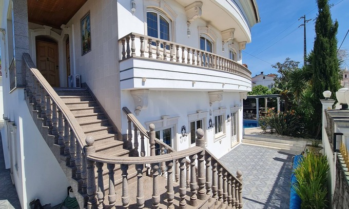 Arnal Casa | President Residence in Villa☆☆☆☆☆ (10-13 Guests) by Silver Village Residence
