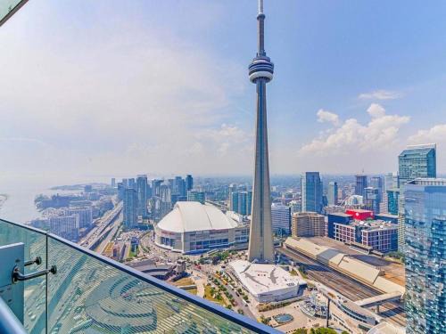 Toronto Entertainment District Apartamento | Presidential 2+1BR Condo, Entertainment District (Downtown) w/CN Tower View, Balcony, Pool & Hot Tub