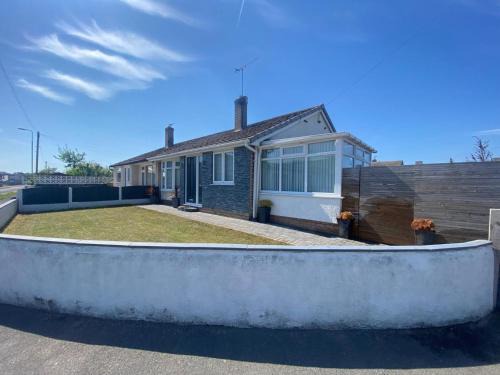 Prestatyn Casa | Prestatyn 2-Bed Bungalow Sleeps 5 with Hot Tub