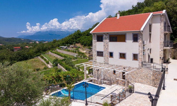 Seoca Apartamento | Prestige 3Bdr Apartment w/Pool and Scenic Views
