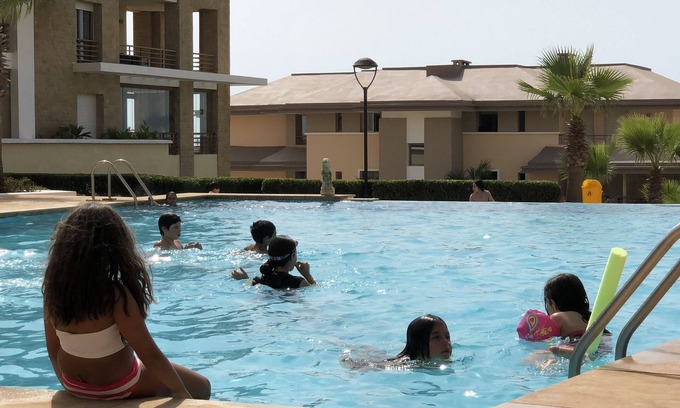 Plage des Nations Apartamento | Prestigia plage des Nations visto en mar y piscina apartamento de alto standing