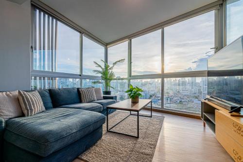 Tumba Vieja Apartamento | Prestigious 2BR with Perfect Balcony View