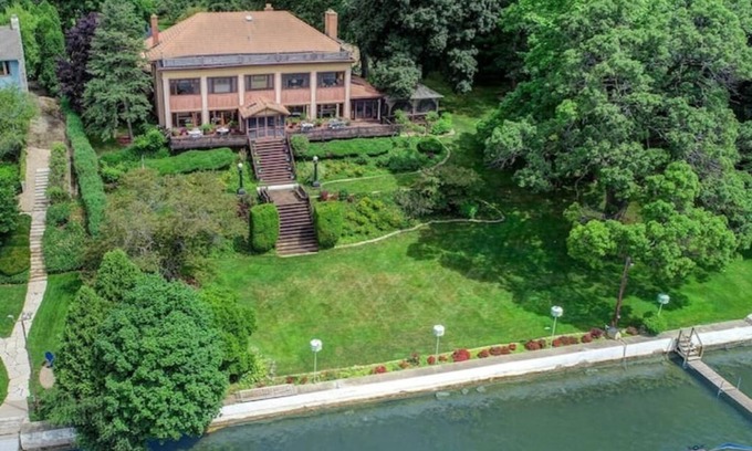 Johnsburg Casa | Prestigious Pistakee Bay Estate