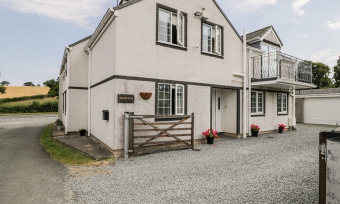 Llangelynin Cabaña | PRESWYLFA, pet friendly, with hot tub in Tyn-Y-Groes