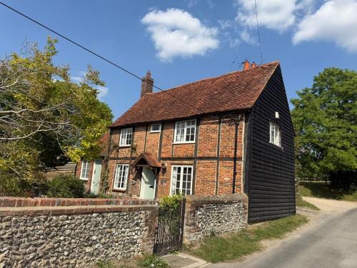 Skirmett Casa | Pretty 2 Bedroom Cottage in Skirmett with Parking