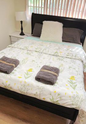 Hacienda Heights Casa | Pretty bedroom private bathroom