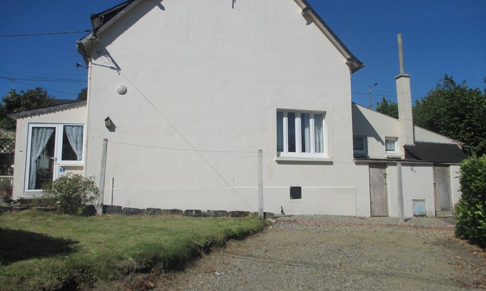 Belle-Isle-en-Terre Cabaña | Bastante Breton Cottage recientemente reformado 2 dormitorios centrales de todos los servicios