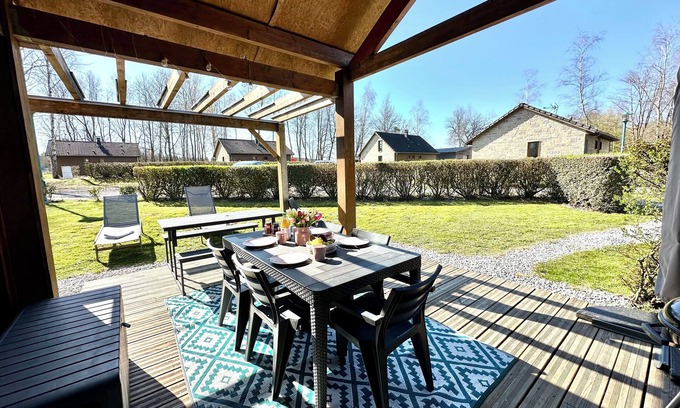 Signy-le-Petit Casa | Pretty chalet on a family estate with a pool