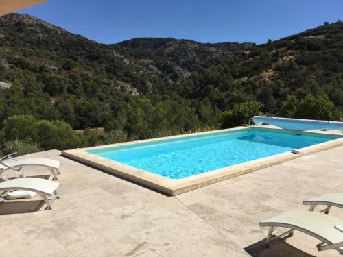 Cavaillon Casa | pretty gite with pool in cavaillon, beautiful view on the luberon mountains, 4 people.