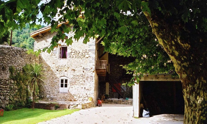 Pont-de-Labeaume Casa | Casa de vacaciones tranquila en Ardèche con piscina