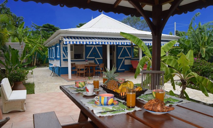 Sainte-Anne Villa | Casa típica y cenador para comer al aire libre.