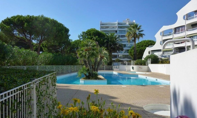 La Petite Motte Apartamento | Pretty, Sleeps 4, Sunny, Pool, Parking, Beach, Shops 50m,