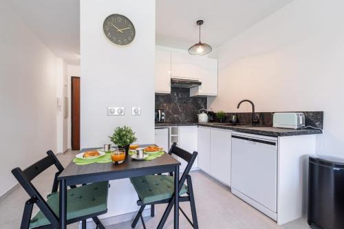 Cros-de-Cagnes Apartamento | Pretty Studio Swimming pool and Sea