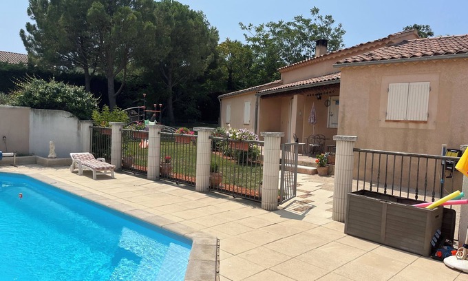 Jonquerettes Villa | Villa bastante tranquila con piscina y jardín.