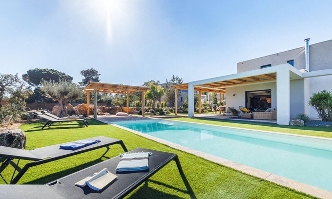 Cirendinu Villa | Pretty villa with heated swimming pool, near beach!