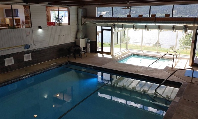 East Kootenay Casa | Akiskinook Resort! 1 BR Condo- Capacidad 5 / Piscina climatizada / Bañera de hidromasaje / Playa de arena / Tenis / Squash / Golf