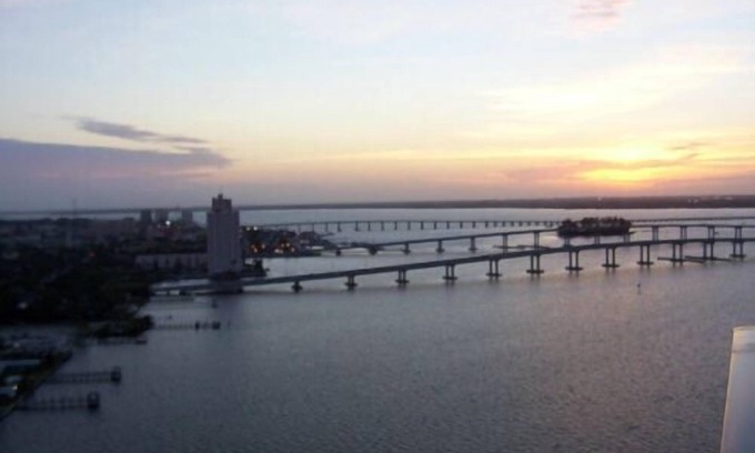 Edgewood Condominio | ** GOTA DE PRECIOS ** Especiales mensuales ** Penthouse Waterfront