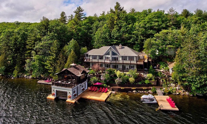 Rosseau Villa | ¡Vistas invaluables en esta cabaña de 4 dormitorios y 3 baños + bunkie + cobert
