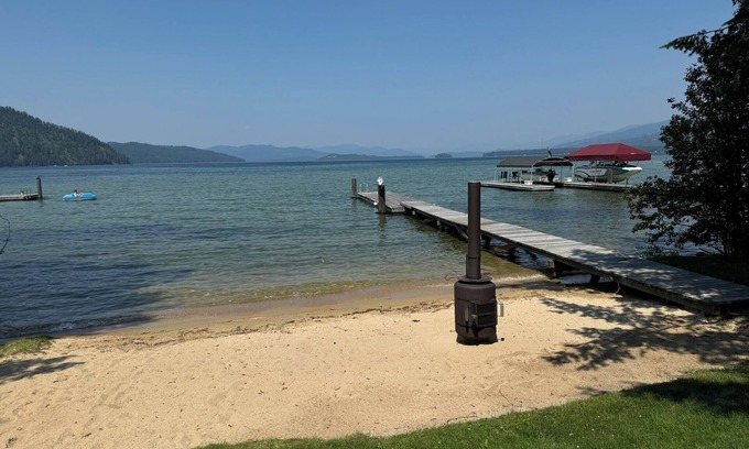 Coolin Casa | Priest Lake Waterfront bungalow with 75' private beach and dock