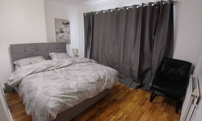 Walsall Casa | Priestley House for Contractors with free parking