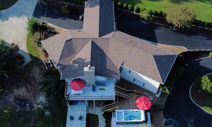Leesburg Casa | Primary and Guest Home Sleeps 26 Comfortably