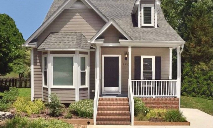 Northeast Raleigh Casa | Primary Suite with Rooftop Deck and Lake View in this Awesome 3 Bedroom Home!