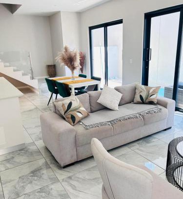 Greater Johannesburg Metropolitan Area Casa | Prime 3 Bedroom Bryanston Townhouse in Secure Estate