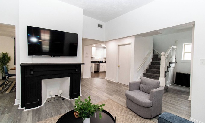 Greenfield Casa | Prime 5-Bed: Hot Tub, PITT, CMU, Schenley Park