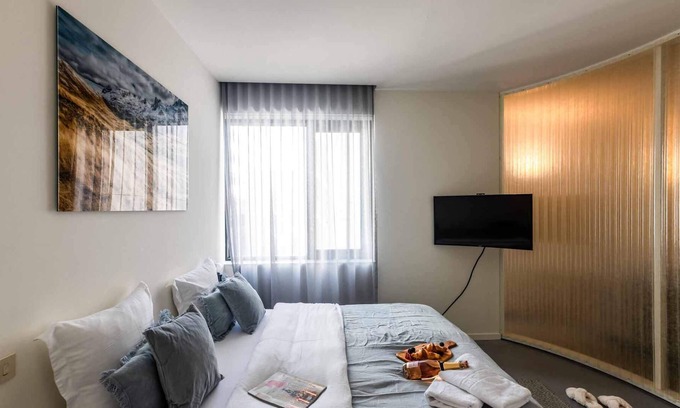 Stalingrad Apartamento | Prime Central Brussels: Spacious Apt for 6 with Terrace