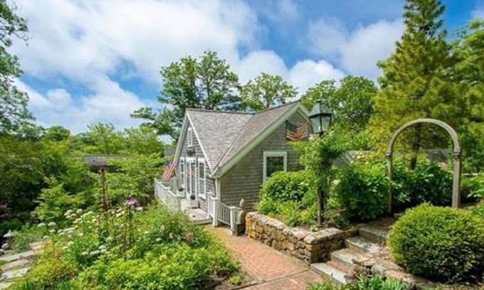 Brant Point Casa | Prime cliff road location, Walk to town, great light, duplex home,