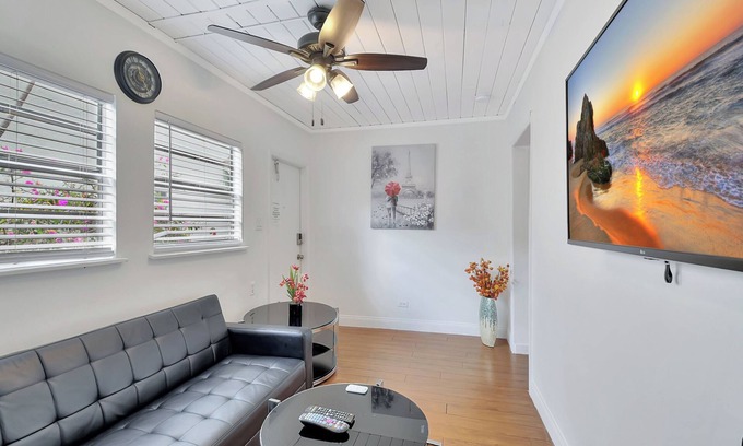 Pineapple Grove Arts District Cabaña | PRIME DELRAY BEACH, CHARMING 2 BEDROOM COTTAGE, PETS WELCOME